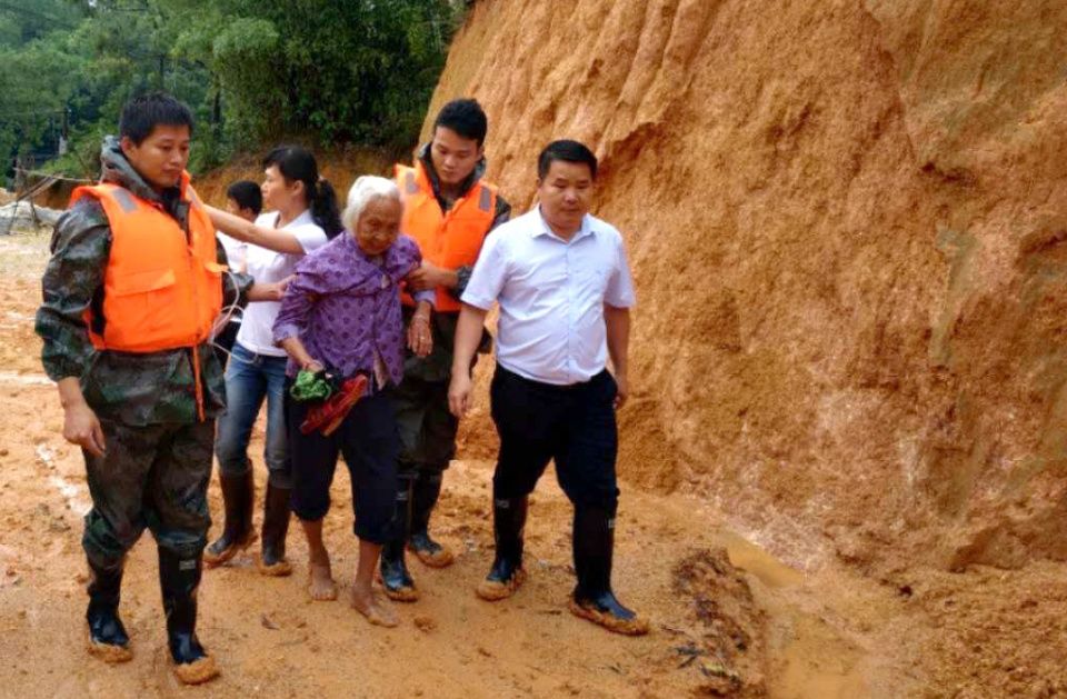 广西陆川:营救多名被洪水围困的群众 提高群众