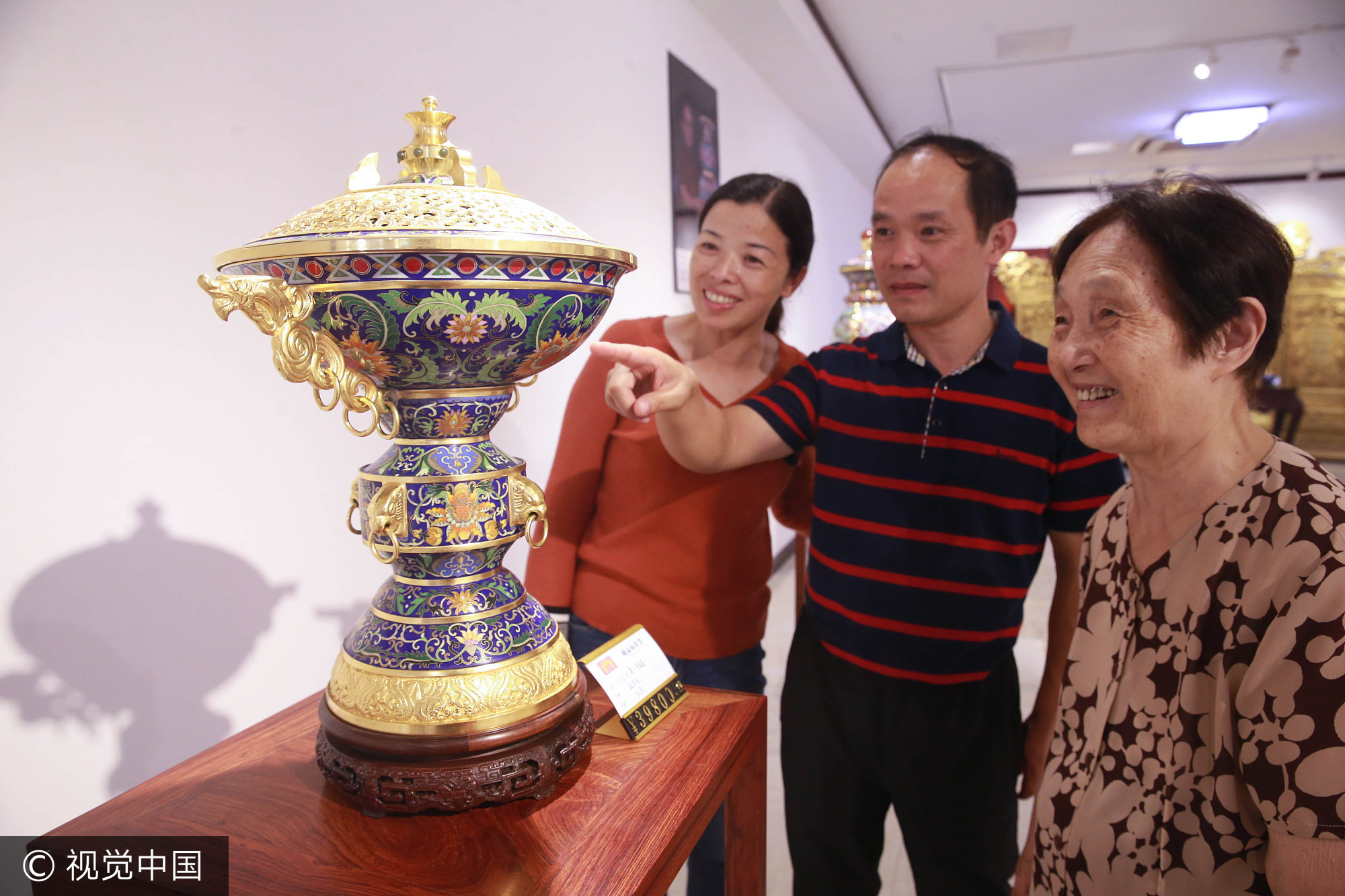 2017年9月9日,北京,参观者在观赏景泰蓝作品。