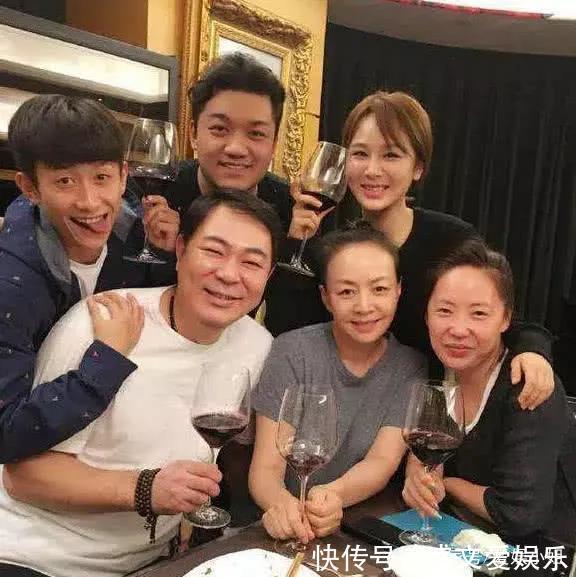 张一山过生日,杨紫零点发微博送祝福,山哥回一