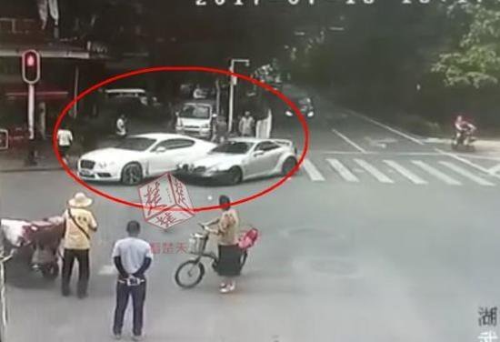 奔驰男不爽宾利女司机车技驾车怒撞 自己常违章