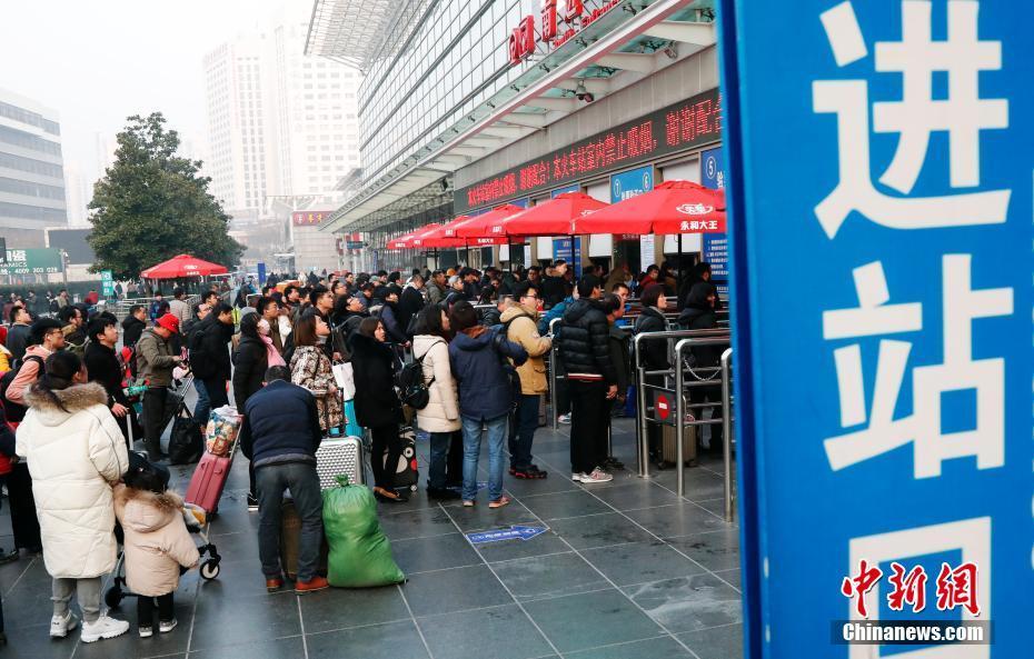 2018春运大幕正式开启 首日车站人潮汹涌