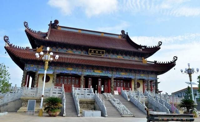 远望水天一色,湖畔名胜古迹很多, 如仙女桥,燕亭,金城,白马将军庙等