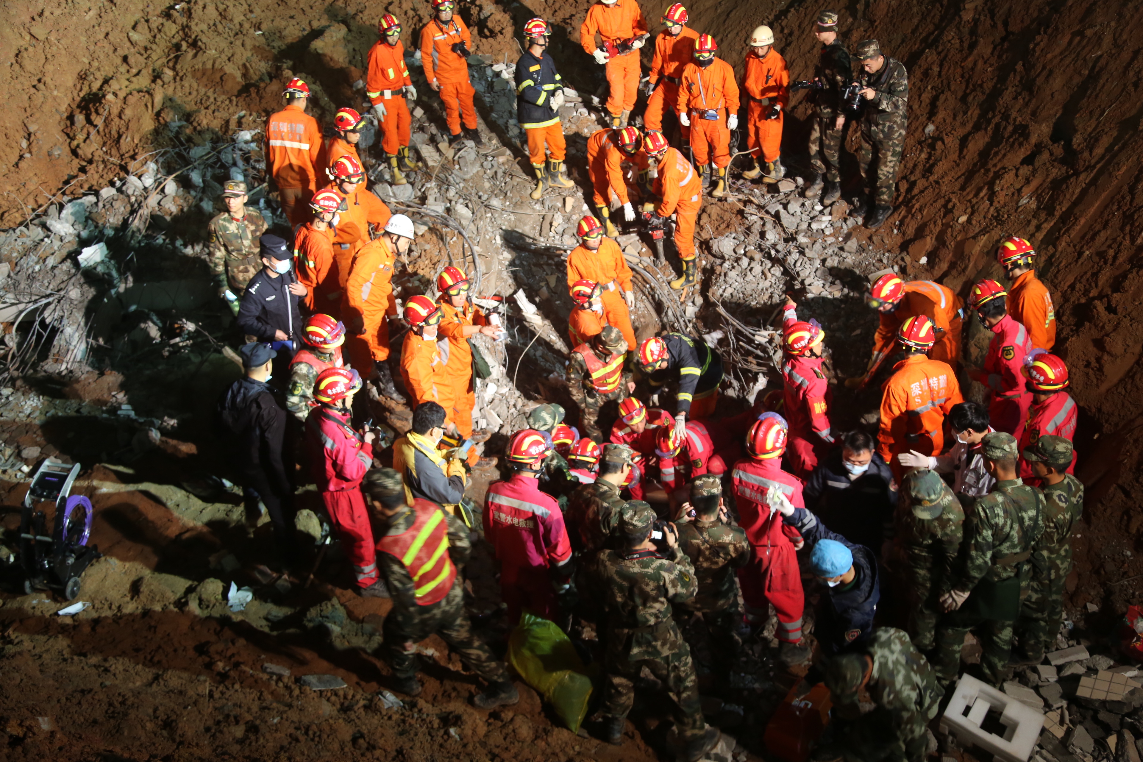 2015年12月23日,武警水电部队官兵参加深圳光明新区滑坡事故抢险救援。邓杰泉摄