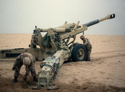 M114式榴弹炮是美国于1942年装备美军的一种155mm牵引榴弹炮。该型榴弹炮由炮身、反后坐装置和炮架等部分组成。M114式榴弹炮战斗全重5761kg，发射榴弹时最大初速563.9m/s，最大射程14.6km，最大射速6发/min，可发射多种常规弹药和核弹。