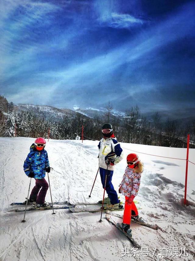 佟大为带着一家五口滑雪,温馨又幸福,小细节力