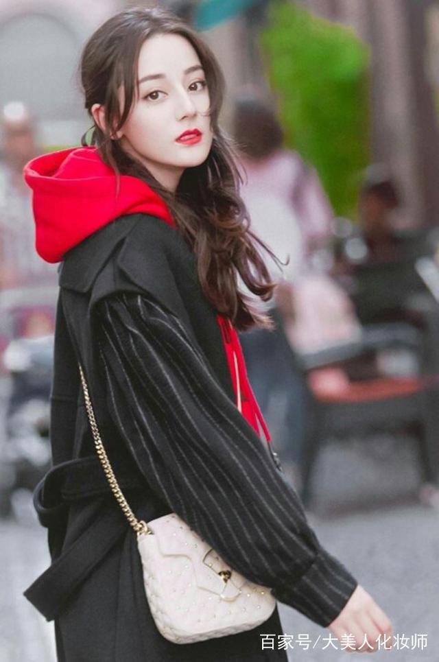 杨颖签约的女艺人,意外撞脸迪丽热巴,网友:搞事