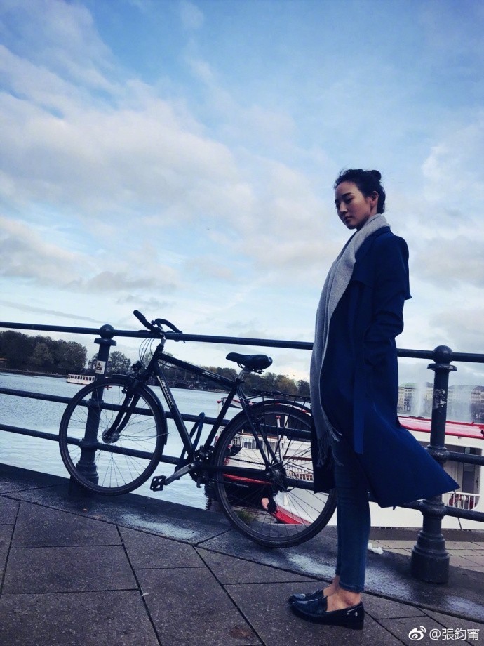 张钧甯穿风衣气质超文艺 小清新蹦跳开心到飞起 张钧甯穿风衣气质超文艺 小清新蹦跳开心到飞起