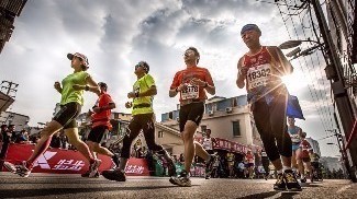 “奔跑中国红色之旅”遵义国际半程马拉松赛开赛