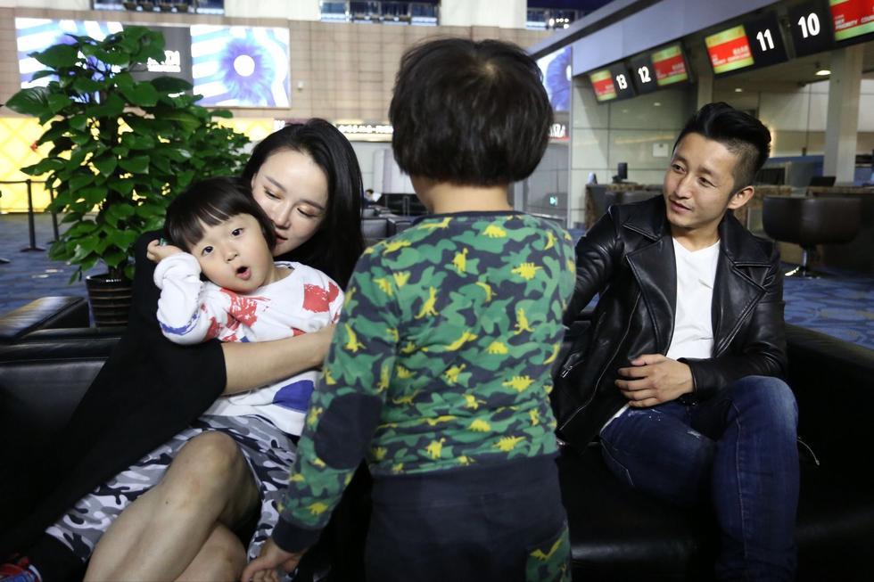 5月10日傍晚,邹市明与父母以及恩师张传良一同抵达浦东机场,准备前往