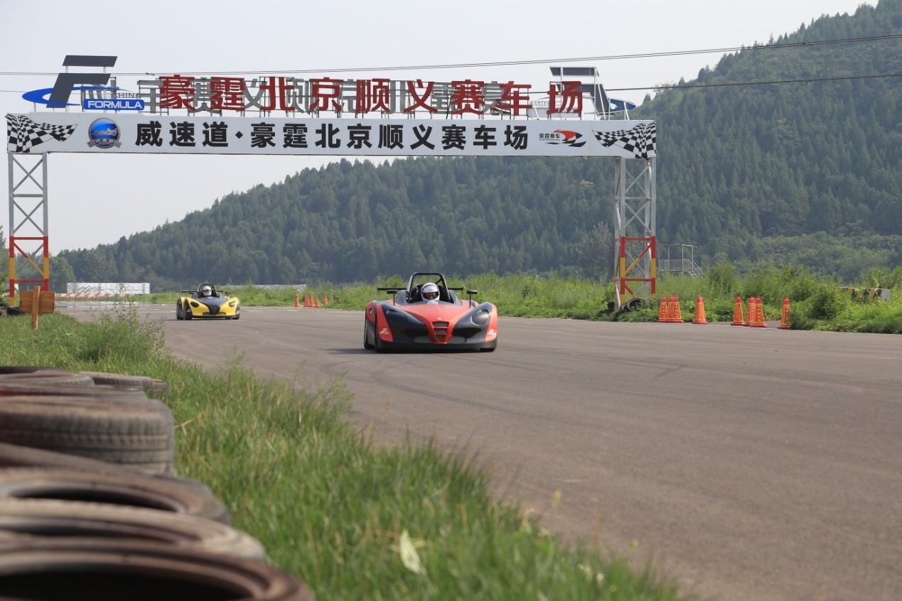 威速道自由方程式比赛热动北京,酷暑难阻赛车