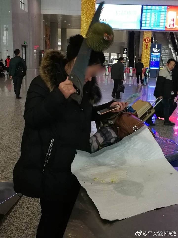 12月29日报道，日前，衢州的李女士携带了一个榴莲到衢州火车站乘车，不料在过安检时被安检员查出，并被告知榴莲有气味不便携带乘坐高铁。