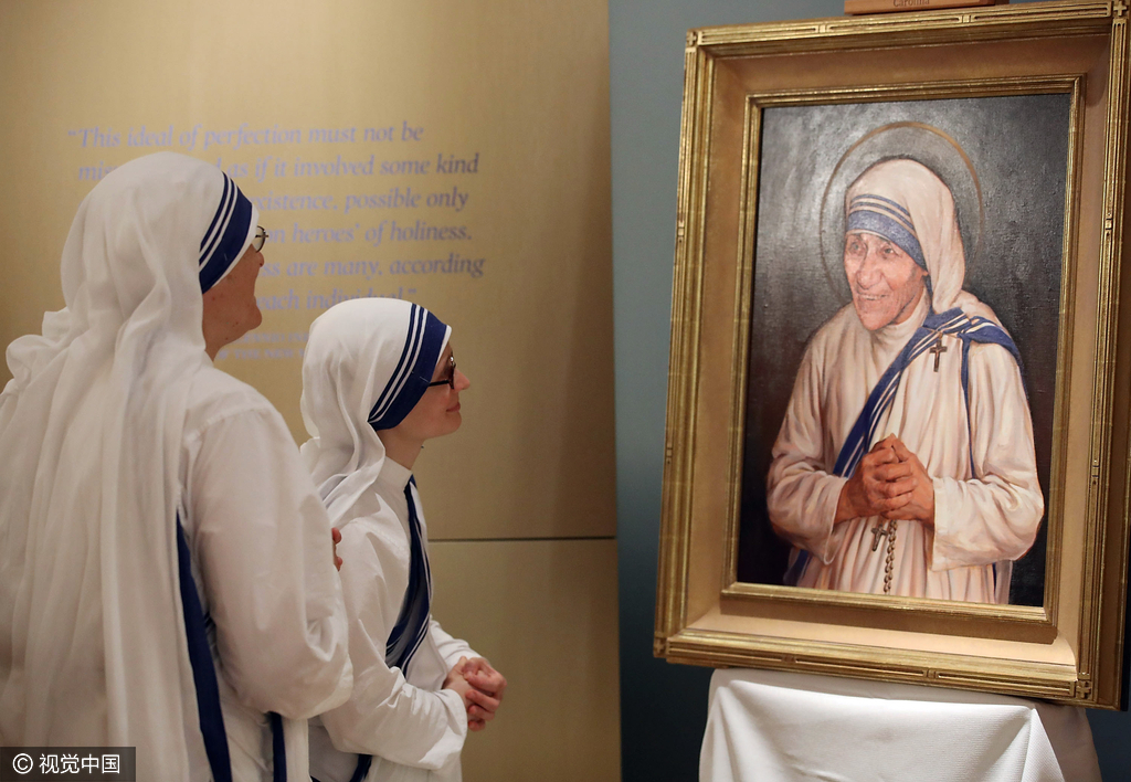 修女们观看特蕾莎修女的圣像。