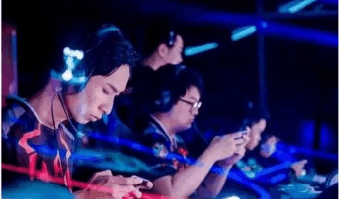 如何看待KPL职业联赛中的,偷塔小王子梦泪呢