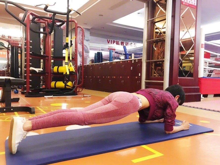 40岁辣妈杨乐乐健身房秀小蛮腰,难怪汪涵这么爱她