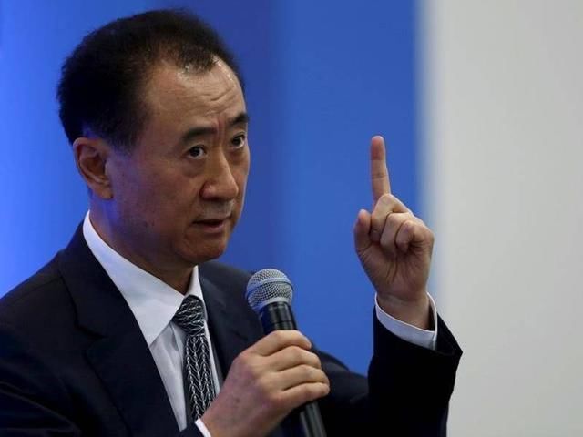 崔永元采访王健林:房价什么时候降?王健林笑了