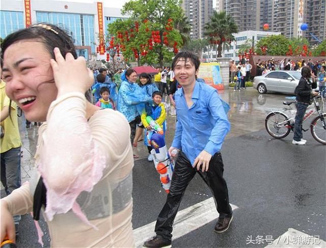 东莞东坑镇泼水节大战正酣,没有雨衣和水枪的