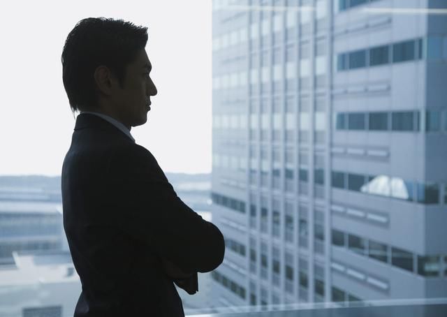 富家女看不起穷小子,肆意侮辱,最后被人打脸