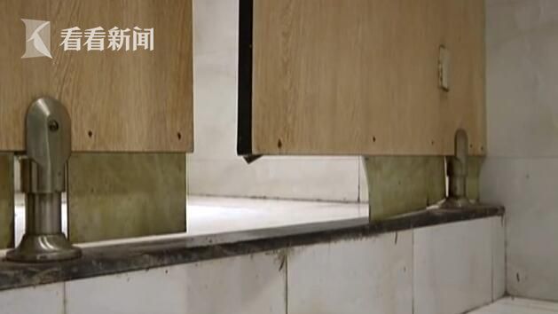 变态男偷窥网吧女店员换衣服 还淡定玩游戏
