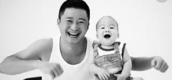 吴京骑儿子身上,连发2条微博挑衅吃我一屁!谢