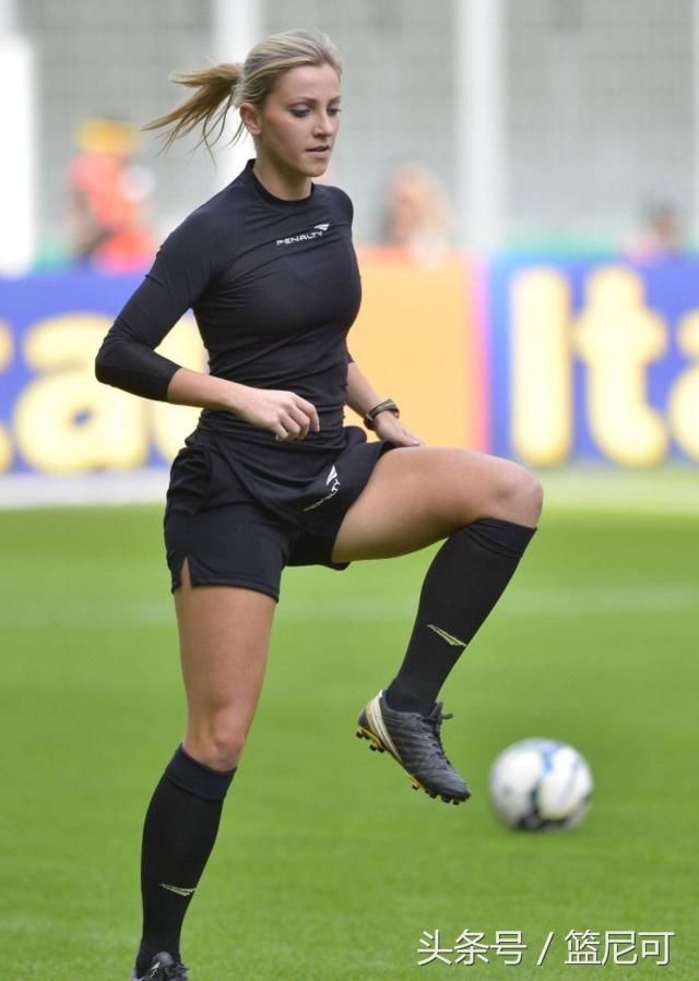 最美足球女裁判?你负责冲锋厮杀,我负责貌美如