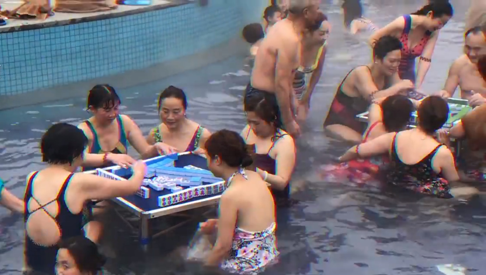 过1个多小时、16轮的循环比赛，一位来自四川内江的女士成为周冠军。