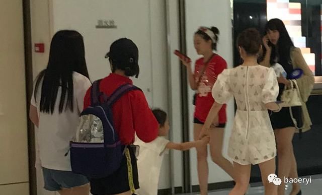 李小璐丸子头超短裤精心打扮逛商场,甜馨拎着