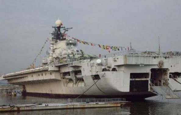 中国明明购买了四艘航母,为何只有辽宁舰服役