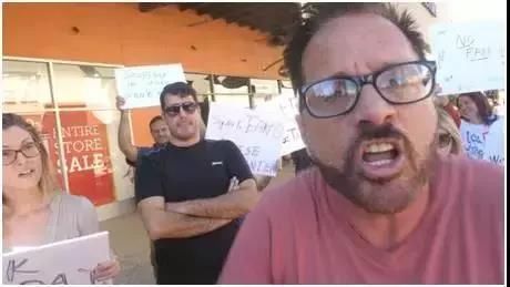 美国人街头抗议中国网友买空黑色星期五,身经