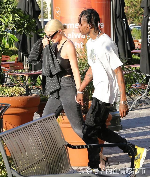 金小妹厉害了,上身只穿一件连体泳衣?这身材怎