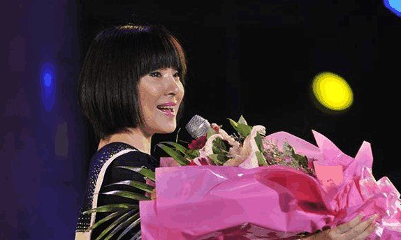 她多次登上春晚, 是国家一级演员, 如今瘫痪在床