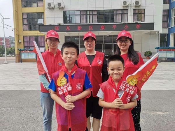 到路口社区播撒文明 为郑东新区康平小学的志愿者点赞