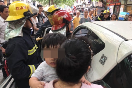 上海一岁孩子被妈妈锁共享汽车内 消防破窗救人 上海一岁孩子被妈妈锁共享汽车内 消防破窗救人
