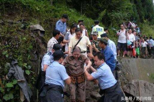 社会四川老人遭遇塌方被埋4个小时 身体硬朗无