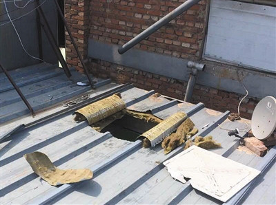 团伙房顶开洞入室盗窃手机 涉案金额近百万元