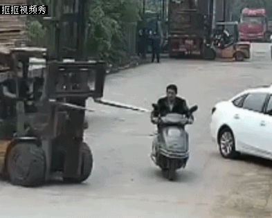 叉车路边突然掉头 削掉骑车人16颗牙 叉车路边突然掉头 削掉骑车人16颗牙