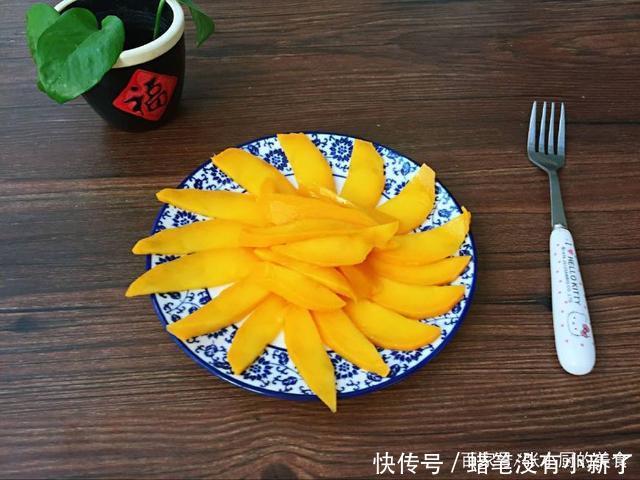 芒果这种剥法还是第一次见,不用刀,不浪费果肉