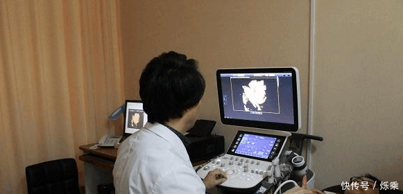 足月胎儿死在腹中, 医生剖出胎儿后, 说出了原因