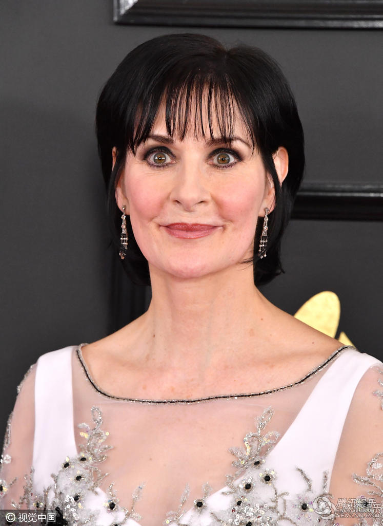 高清:恩雅白裙亮相格莱美 女神略显老态