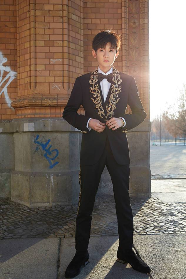 王源柏林电影节红毯造型全球首穿 极致绅士魅