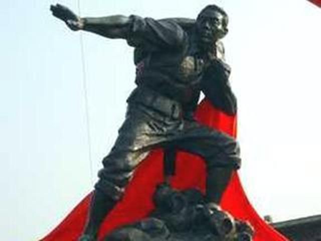 98年抗洪的感人故事:累死的20岁英雄,流泪的铁