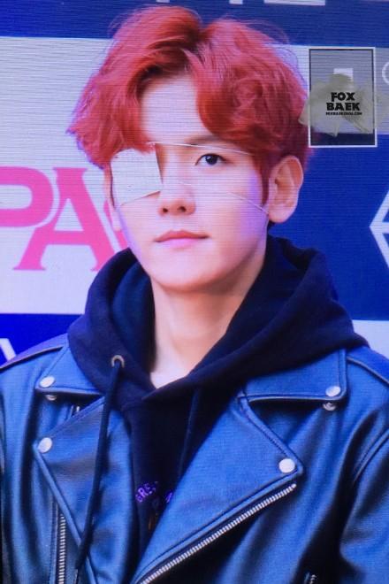 破相了?边伯贤右眼蒙纱布出席活动吓坏粉丝