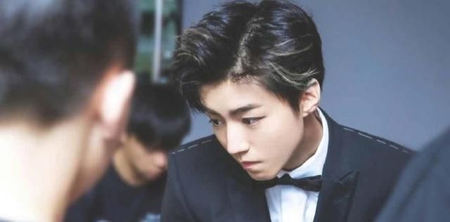 分享王俊凯近期发型汇总,据说第三张的发型是