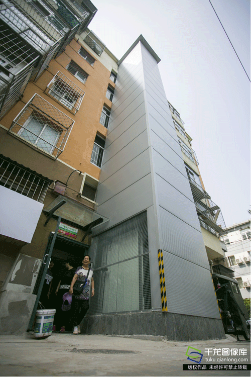 石景山区首部老楼加装电梯投入使用