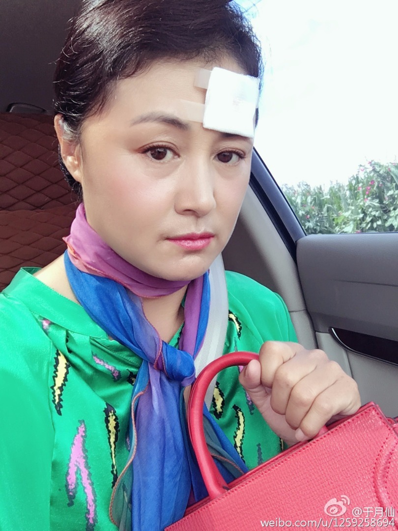 由《乡村爱情故事》是由本山传媒制作发行,这是一部农村题材电视剧,也算是一部神剧,它的热播让我们记住了里面很多经典角色:刘能、赵四、王大拿、谢大脚等。