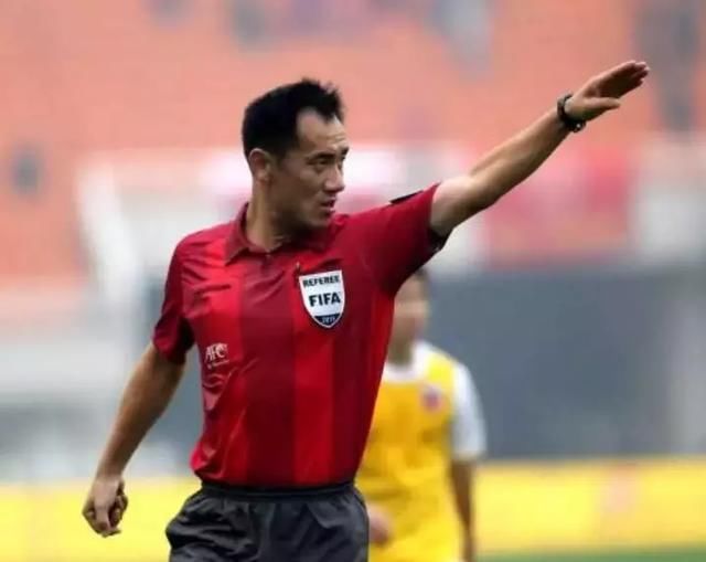 足球比赛中,如果裁判把球踢进球门,算不算球进