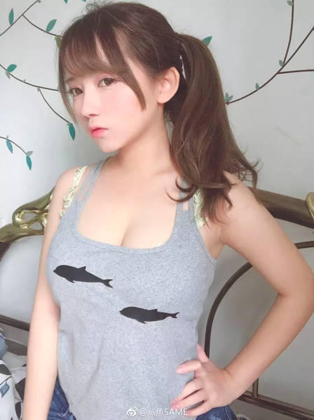 鲨鱼吊带衫之下，隐隐约约露出的事业线更显妩媚动人。甜美的外表下，这位萌妹纸给自己取了一个颇具攻击性的网名“鲨鱼SAME”。