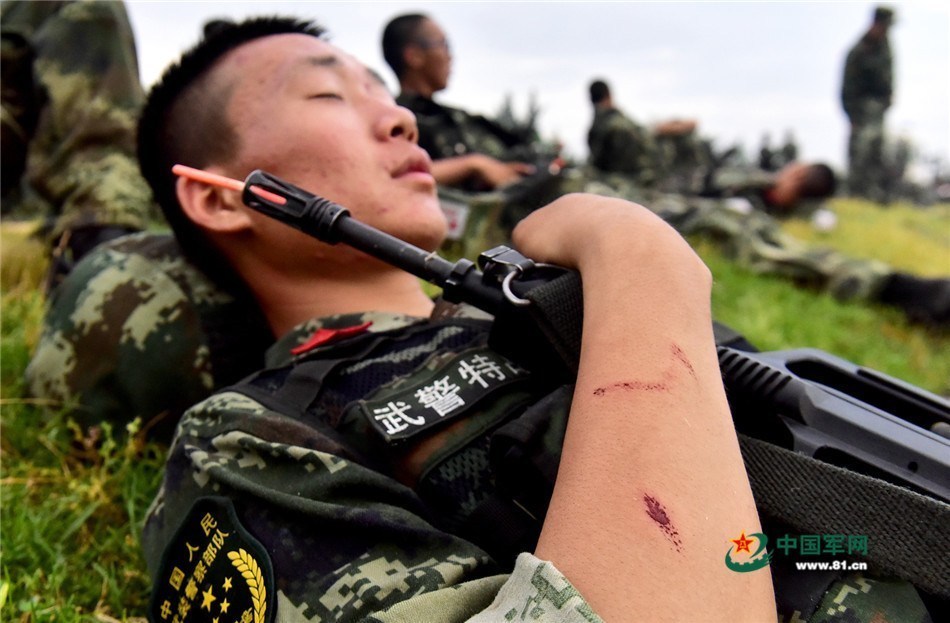 在战地伤员救护课目中,战士李汉庆的眼睛被汗水浸泡发红,但他顾不得去