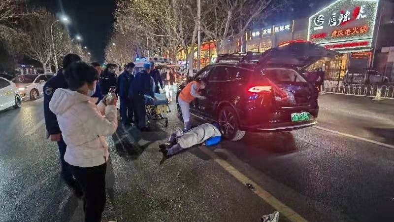 北京：消防队门外突发车祸，消防队员主动营救