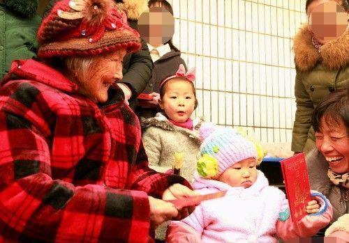 和老公回乡下看瘫婆婆,嫌家里脏我不进门,公公