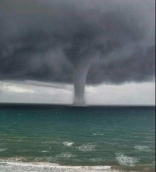 西班牙近海惊现“水龙卷”奇景场面震撼 西班牙近海惊现“水龙卷”奇景场面震撼